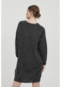 Abito maglione grigio antracite, maniche lunghe, orlo e polsini a coste, tessuto a maglia testurizzato, vestibilità comoda e scollatura a girocollo.