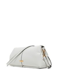 Borsa bianca in finta pelle con texture liscia, tracolla rimovibile e dettagli in metallo dorato. Presenta cuciture di accento nere.