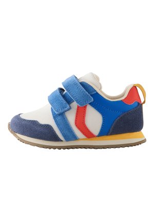 Børne-sneaker med blå, røde og hvide paneler, to blå velcroremme, gul hælkappe og en beige gummisål.