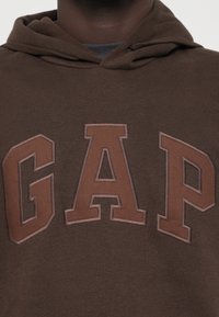 GAP CORE ARCH - Mikina - ground