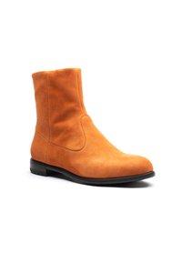 Stivaletto alla caviglia in suede arancione con una superficie liscia, punta arrotondata e suola bassa in gomma nera. Design semplice senza abbellimenti visibili.