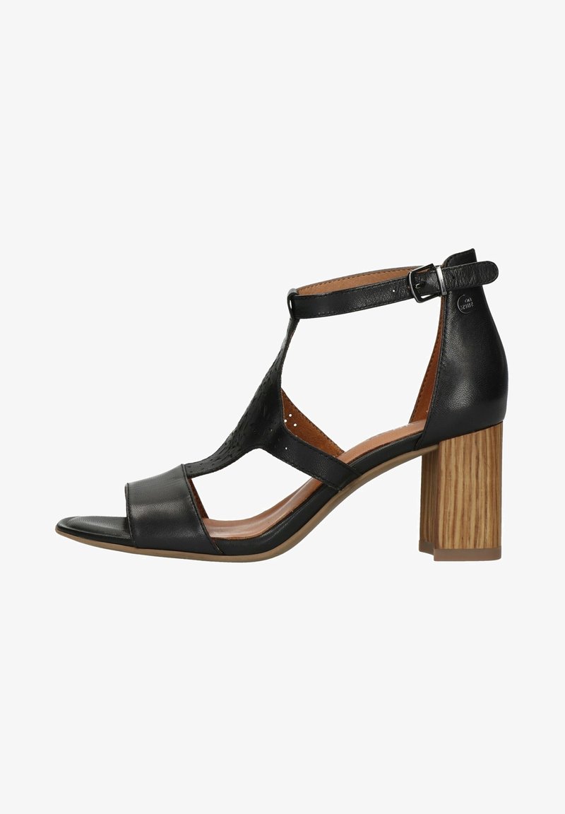 Sandale noire à bout ouvert avec bride en T, boucle de cheville réglable et talon bloc en bois, vue de côté sur fond blanc.