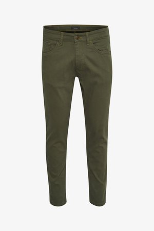 Pantalones ajustados de color verde oliva, fabricados en suave tejido de algodón, con estilo de cinco bolsillos y detalles de costura en contraste.