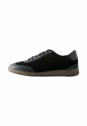 Baskets en suède noir et cuir, avec un bout rond, une semelle en caoutchouc plate et un système de laçage. Panneaux latéraux et accents texturés.