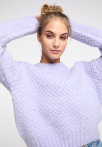 Világos lila kötött pulóver texturált mintával, bordázott nyakkal és kissé cropped ujjakkal. Puha, bolyhos anyag.
