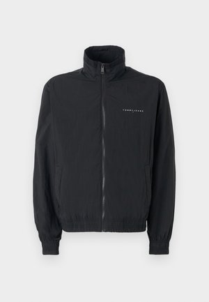 Jachetă ușoară neagră cu fermoar în față și guler înalt. Are manșete și tiv elastice, cu logo-ul "TOMMY JEANS" în alb pe piept.