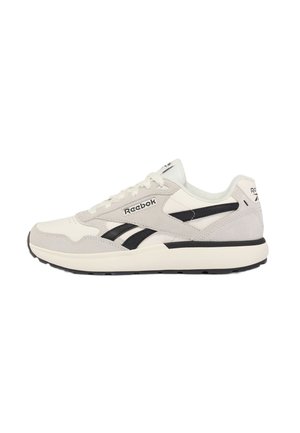 Sneaker Reebok bianca e grigio chiaro con strisce nere del logo e lacci bianchi, mostrata di profilo su sfondo bianco.