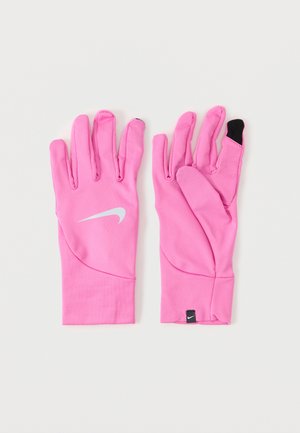 Par rokavic za šport Nike v roza barvi z črnimi konicami na palcu in kazalcu, prijaznimi za zaslon na dotik, razporejenimi na beli podlagi.