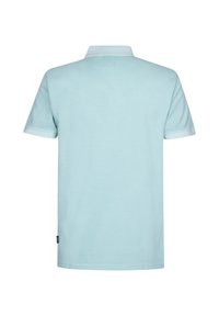 Polo shirt azzurro, realizzato in tessuto morbido, con colletto classico e bordi bianchi a contrasto su colletto e maniche.