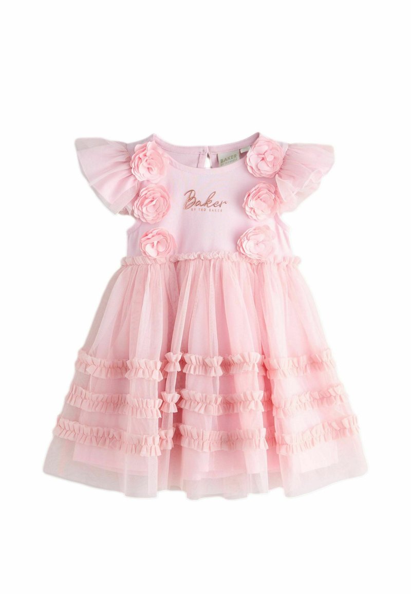 Vaaleanpunainen mekko, jossa on lyhyet röyhelöiset hihat, kukkakoristeluja bodysssa, kerroksellinen tyllihame vaakasuuntaisilla röyhelöyksityiskohdilla ja rusetit.