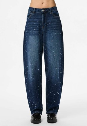 Tmavě modré džínové kalhoty širokého střihu s dekorativními stříbrnými nýty rozptýlenými po celém povrchu, pěti-pohotovostní design a zapínání na knoflíky v pase.