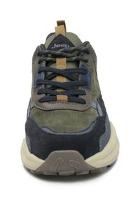 Sneaker in suede e mesh verde e navy con suola in gomma beige, caratterizzato da dettagli marroni, lacci navy e un logo sulla linguetta.