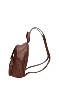 Zaino in pelle marrone con una finitura texturizzata, dotato di una tasca frontale con zipper e spallacci regolabili. La forma complessiva è compatta e snella.