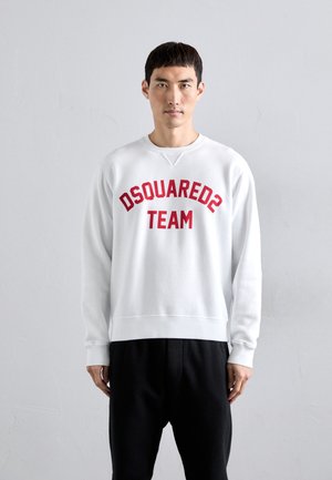 Hvid sweatshirt lavet af bomuld, med rød kurvet tekst "DSQUARED2 TEAM" på forsiden. Løs pasform med ribbede manchetter og bundkant.