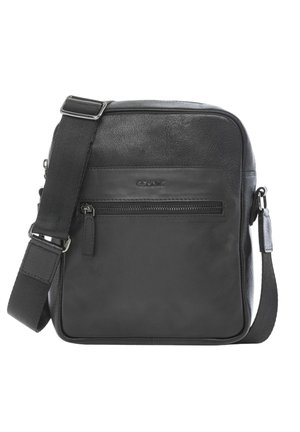 Czarna skórzana torba na ramię z regulowanym paskiem, przednią kieszenią na zamek oraz wytłoczonym nazwiskiem marki na fakturowanym górnym panelu.