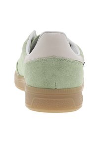 Grüne Wildledersneaker mit einer weißen Lederferse, einer Gummisohle und runder Form. Verfügt über minimale Nähte und ein strukturiertes Obermaterial.