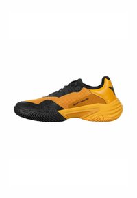 Scarpa sportiva con un design nero e giallo, tomaia in mesh per traspirabilità, suola in gomma testurizzata per aderenza e puntale rinforzato.