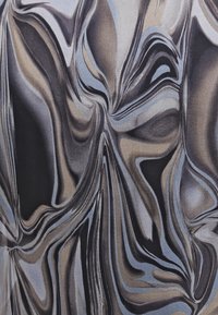 Tissu abstrait avec des motifs tourbillonnants dans des tons de beige, gris et noir. La texture semble lisse avec une finition brillante, créant de la profondeur.