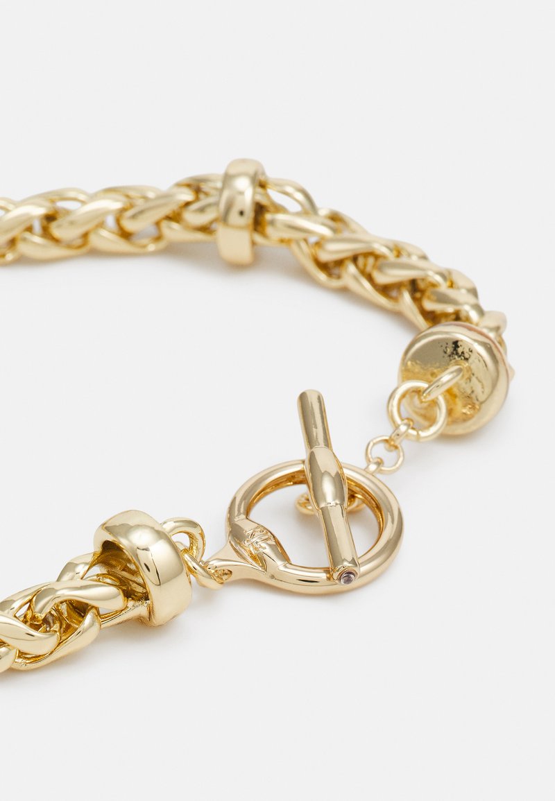 Bracelet en chaîne en or avec des maillons entrelacés, doté d'un fermoir à bascule et d'une surface lisse et brillante. Comprend de petites accents arrondis le long de la chaîne.