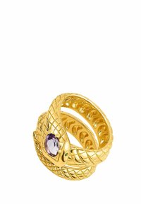 Anillo de serpiente dorado con un diseño de escamas texturizadas, que cuenta con una gema púrpura y detalles en verde. Estructura ovalada y de múltiples capas.