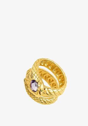 Anillo de serpiente dorado con un diseño de escamas texturizadas, que cuenta con una gema púrpura y detalles en verde. Estructura ovalada y de múltiples capas.