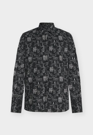 Camisa negra de manga larga con diseños de bocetos blancos por toda la prenda de edificios, pájaros, texto manuscrito y formas abstractas.