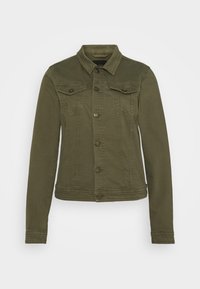 Chaqueta de denim verde oliva con mangas largas, cierre de botones en el frente, dos bolsillos con solapa en el pecho y cuello clásico.