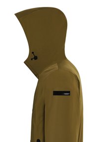 Giacca impermeabile verde oliva con colletto alto, cappuccio regolabile e patch nero con logo sulla manica. Texture liscia e design aderente.