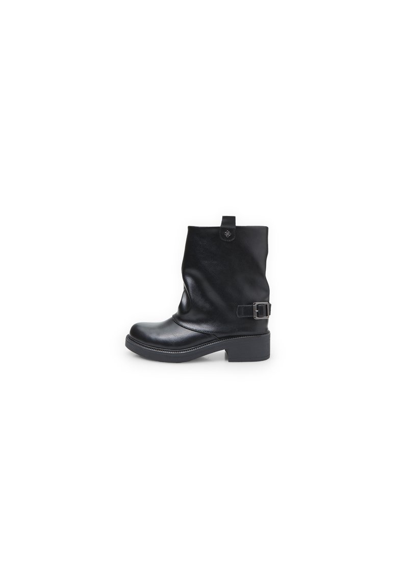 Stivale ankle in pelle nera con tacco leggero, superficie testurizzata, dettaglio con fibbia di lato e linguetta sul retro.