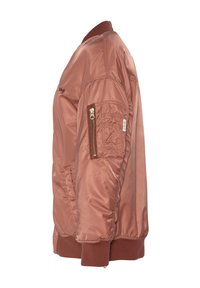 Chaqueta bomber de color rosado con acabado satinado, cuello y puños acanalados, bolsillo con cremallera en la manga y bolsillos laterales. Textura suave, diseño casual.