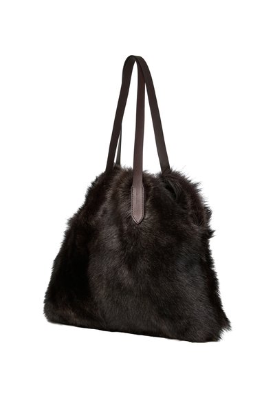 Borsa tote in pelliccia sintetica nera con manici in pelle marrone scuro. Presenta una superficie morbida e strutturata e un design spazioso per trasportare oggetti.