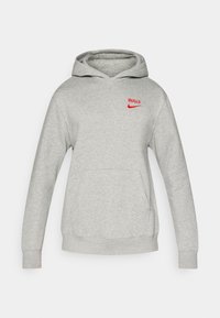 Grå sweatshirt med hætte. Har en frontlomme, rød "BULLS" tekst og et rødt Nike-logo på venstre bryst. Blød stofstruktur.