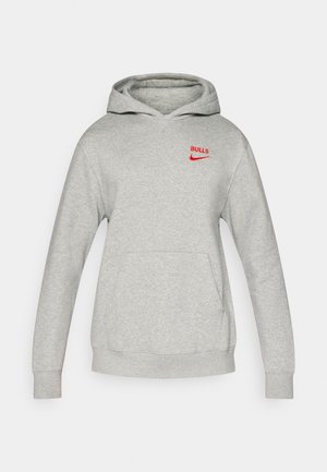 Grijze trui met een capuchon. Heeft een voorzak, rode tekst "BULLS" en een rood Nike-logo op de linker borst. Zachte stoftextuur.