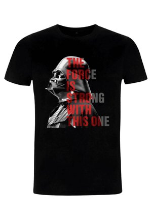 Sort t-shirt med et grafisk motiv af en hjelm-bærer i sølv, med fed rød og grå tekst, der siger: "THE FORCE IS STRONG WITH THIS ONE."