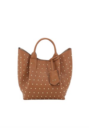 Braune Lederhandtasche mit goldenen Nieten, geschwungener Form, zwei Griffen und einem abnehmbaren Anhänger; verfügt über eine strukturierte Oberfläche.