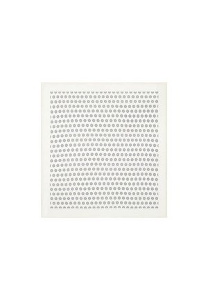 Kwadratowa biała osłona wentylacyjna z równomiernie rozmieszczonymi okrągłymi perforacjami w układzie siatki.