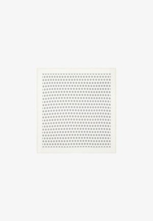 Kwadratowa biała osłona wentylacyjna z równomiernie rozmieszczonymi okrągłymi perforacjami w układzie siatki.