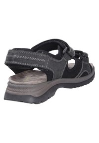 Sandales noires avec un dessus texturé, des accents en daim, des brides réglables et une semelle intérieure rembourrée et ergonomique pour le confort et le soutien.