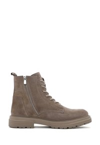 Botines de ante marrón con punta redondeada, cordones en la parte delantera y cremallera lateral. Presentan una suela texturizada y una altura media.