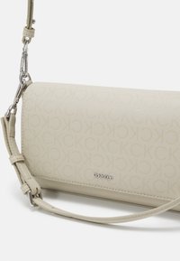Calvin Klein MUST SHOULDER BAG MONO - Borsa a mano - stoney beige