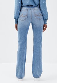 Cache Cache MIT HOHEM BUND - Jeans Bootcut - denim double stone