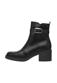 Bottines en cuir noir avec un bout carré, un talon bloc, une fermeture éclair sur le côté et une sangle avec une boucle en métal. Texture lisse et design ajusté.