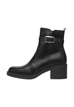 Bottines en cuir noir avec un bout carré, un talon bloc, une fermeture éclair sur le côté et une sangle avec une boucle en métal. Texture lisse et design ajusté.
