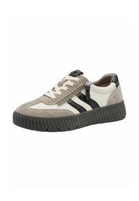 Sneaker sportiva con una combinazione di camoscio grigio e materiali sintetici bianchi. Presenta accenti neri, una suola testurizzata e un design centrale con lacci.