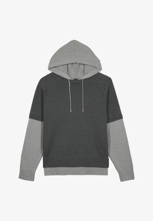 Sweat-shirt à capuche avec un corps gris foncé et des manches gris clair. Présente des poignets et un ourlet côtelés, ainsi que des cordons de serrage sur la capuche.