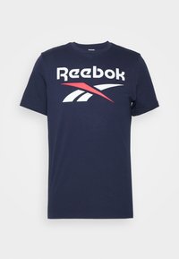 Mörkblå bomull t-shirt med korta ärmar och rund hals; har en stor vit och röd Reebok-logotyp över bröstet.