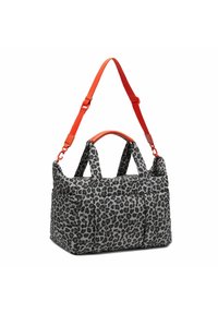 Graue Leopardenmuster-Tasche mit orangefarbenem, verstellbarem Schulterriemen und orangefarbenen Griffen. Robustes Gewebe mit gepolsterter Struktur und mehreren Fächern.