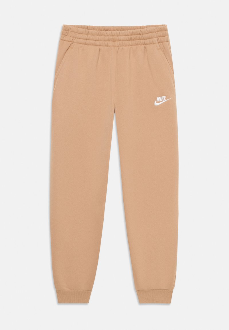 Beige Nike-housut, joissa on naru vyötäröllä, sivutaskut, joustavat hihan suut ja valkoinen logo vasemmassa jalassa. Pehmeä materiaalin rakenne.