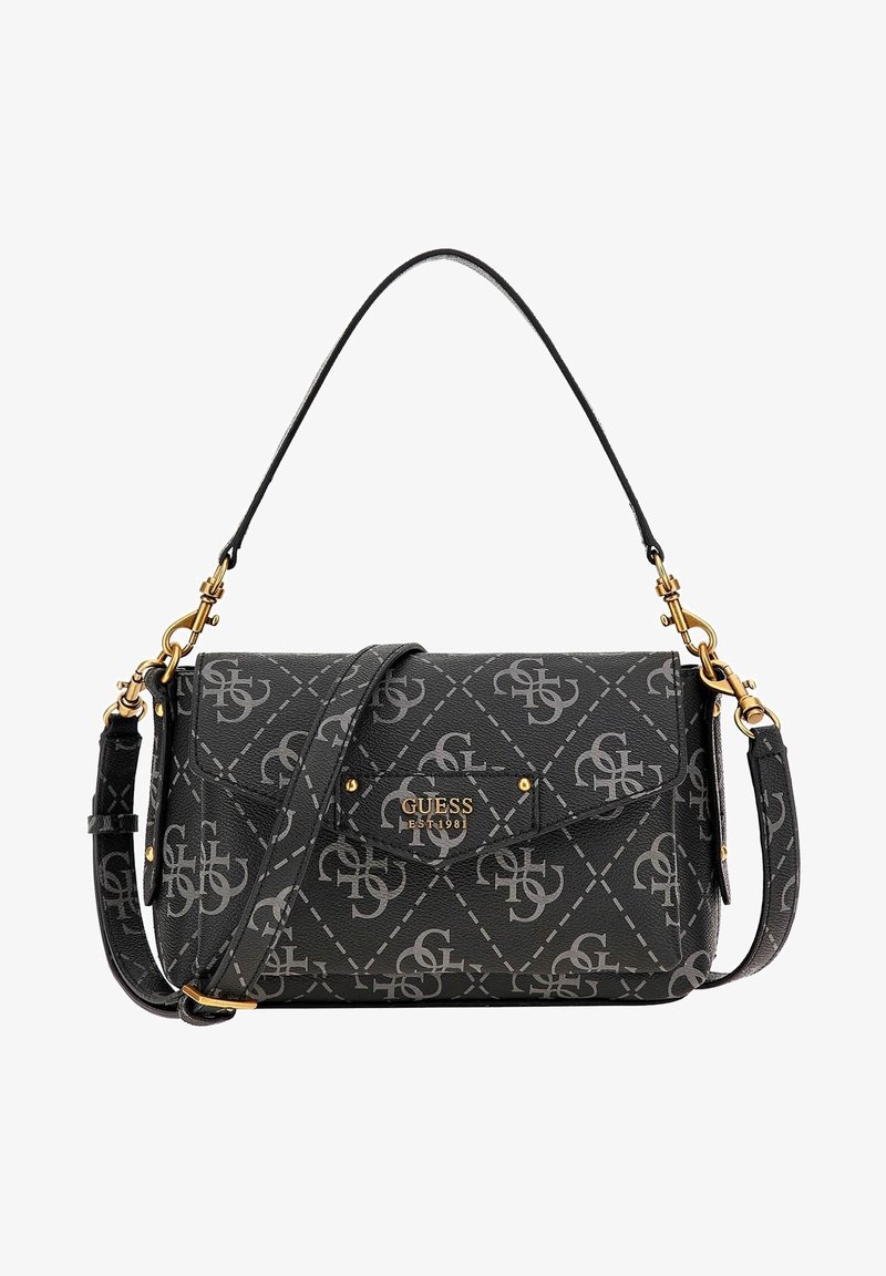 Sac à main noir Guess avec motif logo gris, accessoires dorés, poignée courte et bandoulière réglable sur fond blanc.