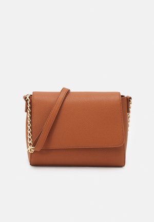 Brun læder crossover taske med en tekstureret finish, guldfarvet kædestrop og klaplukning. Firkantet form, minimalistisk design.